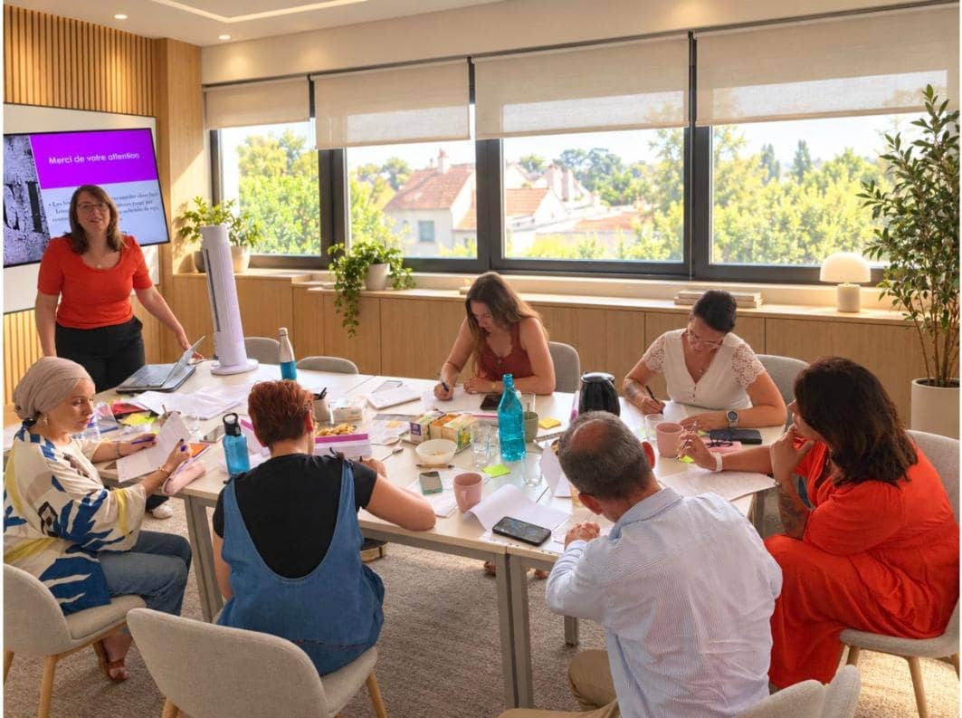 Nathalie Chiffoleau anime un atelier, les participants travaillent autour d’une grande table
