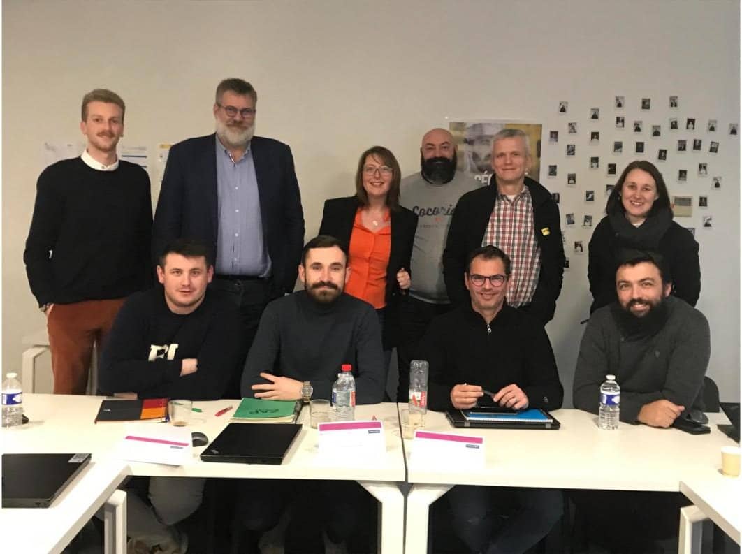 Nathalie Chiffoleau entourée d’un groupe de dix participants en fin de formation