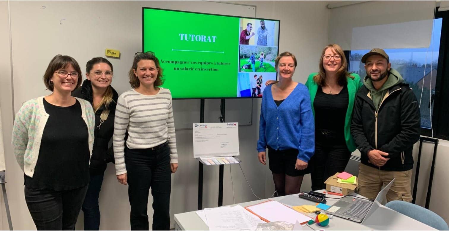 Nathalie Chiffoleau et cinq participants devant l’écran d’une formation au tutorat